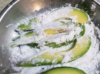 step2: 再將牛油果沾滿生粉