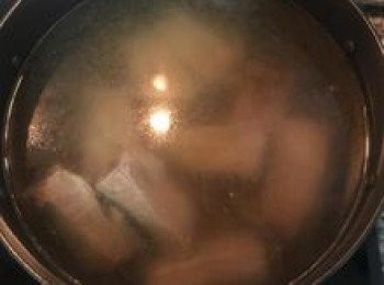 step9: 接著再加水到7分滿，大火煮滾後轉小火熬煮15分鐘；