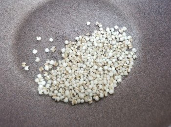 step5: 係煲緊同時，
就另外再用鑊中火炒一炒薏仁轉少少金黃色，
再將佢放落煲度繼續中細火煲大約1小時滾起關火，