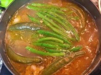 step12: 接著放入深綠四季豆或菜豆煮熟；試味道用鹽調整；