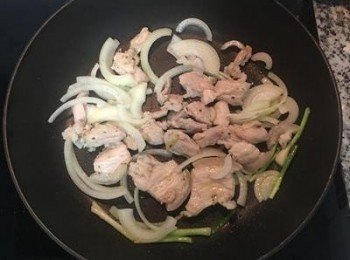 step7: 取1/3五花肉、洋蔥和蔥白，下鍋煎炒；