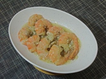 step4: 加入蝦撈勻後，先將蝦上碟砌好，然後淋上醬汁，完成！
(自選) 加少許蔥花上面，增加色香味！