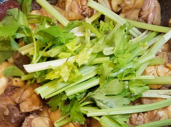 step6: 最後加入香芹炒香，即成