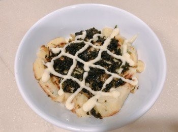 step6: 小火煎至底部完全固定後，可翻轉另一面煎至金黃色
(如小朋友未可自行進食，請先切細粒) 在餅面上加上紫菜碎及唧上沙律醬即可