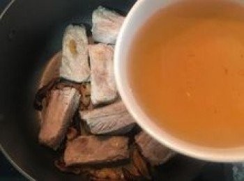 step8: 加入香菇水；