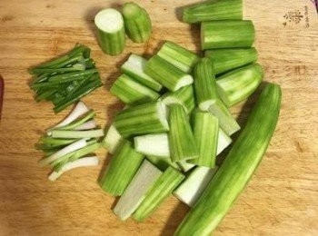 step2: 蔥切段，蔥白、蔥綠分開放；絲瓜去皮後切段，再對開切；