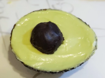 step7: 把朱古力香蕉放在牛油果蓉上，扮作牛油果核