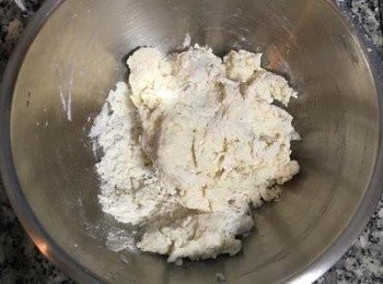 step5: 接著倒入冷水，拌到沒有水份；