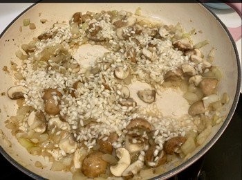 step5: 加入意大利米，倒入白酒炒至水份蒸發，大約3分鐘