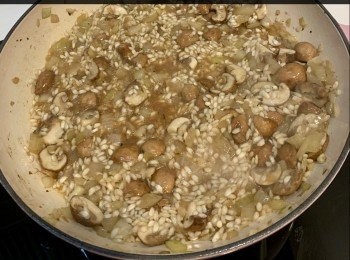 step6: 加50ml浸菇水，小火炒至水份收乾，再加入50ml浸菇水繼續攪拌，若用光300ml浸菇水仍未熟，加入水或雞湯