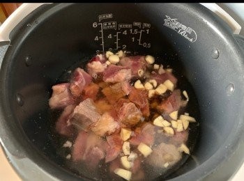 step4: 加入水，剛浸過牛腩就夠！