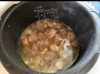 step6: 加入鹽、黑椒做調味。