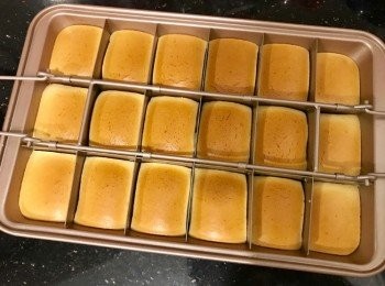 step9: 完成後將蛋糕取出輕"噔”兩下，放涼5分鐘後脱模