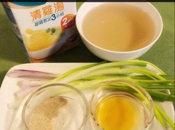 step1: 3/4盒清鷄湯。1 束青蔥。1 湯匙紹興酒。
1湯匙鷄粉。 少許鹽和糖。