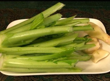 step3: 芥菜胆洗凈及薑備用。