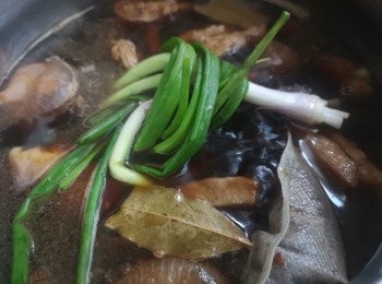 step8: 再加入蔥蓋蓋同炆半小時。