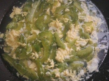 step2: 煮鍋開水，放入苦瓜，雞蛋液，待蛋花成型后，關火，加入適量的鹽和香油即可。