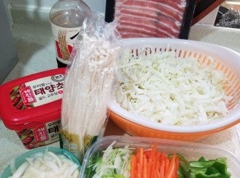 step1: Cline快快脆準備材料先，
首先冰鮮豬肉片解凍備用
將椰菜+甘筍+洋蔥+京蔥+蒜頭切絲備用，
將小青椒去籽再切小塊備用，
金菇切去尾撕細細把備用