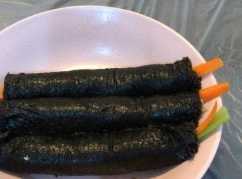 step3: 慢慢將魚肉包住所有材料卷成一條條，搽少少油係碟同埋紫菜面防止佢哋黐埋一齊。