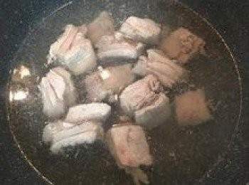 step2: 排骨入冷水加熱煮出雜質後，再用流動水清洗乾淨備用；