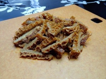 step8: / 撈起牛肚瀝乾; 把牛肚切成絲; 放進雪櫃冷藏2小時