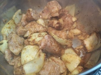 step3: 用油爆香洋蔥再爆咖哩粉，之後豬肉回鑊同炒。