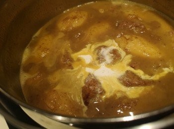 step7: 臨食前從真空煲取出，再炆煮一陣，最後加上椰奶即完成。