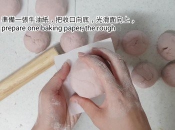step27: 準備一張牛油紙，把收口向底，光滑面向上，
做好後再發酵20分鐘才可以蒸。