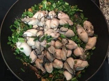 step9: 加入瀝乾水份的蚵仔，並放入鹽、白胡椒粉和香菇精拌勻，並試鹹度後做調整；