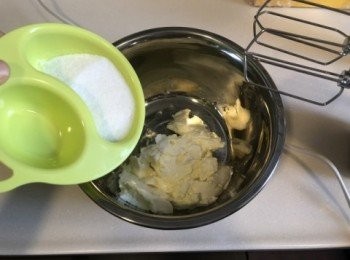 step2: 忌廉芝士於室溫放至回軟