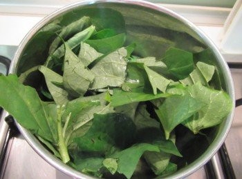 step3: 收乾到9分時,先放入步驟1的莖,顏色變亮後,放入葉片邊拌邊加熱煮至收乾即可.