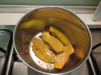 step2: 取小鍋子,放入蒜碎,辣椒,酒,味霖及豆醬煮滾出香氣,續放入步驟1拌勻.