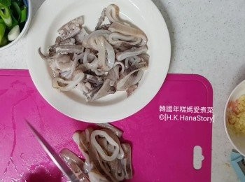 step7: 把魷魚腳切段，魷魚身切圈，