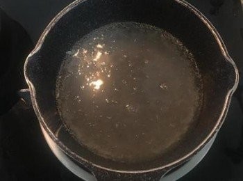 step8: 新鮮椰子水加入泡開的洋菜粉，小火煮滾，讓洋菜粉完全溶化。（若使用冷開水者，則是將水+泡開的洋菜粉+糖煮開）