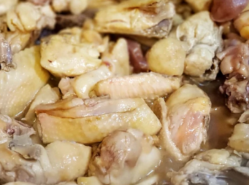 step5: 加入雞件炒至金黃色後， 加入草菇同炒，加入蠔油、豉油、XO醬、麻油、糖、水拌勻, 中慢火炆煮15分鐘