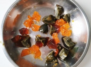 step2: 將咸蛋的蛋白同蛋黃分開，將皮蛋同咸蛋蛋黃切粒放到碟上