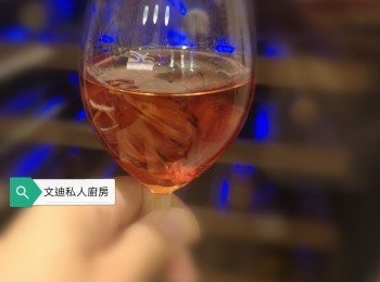step4: 上圖洛神花酒，釀酒時間2018年10月份，酒成份轉了雙蒸酒，釀製時間長啲，效果更佳。