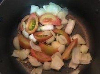 step5: 炒香洋蔥後，再放入蕃茄略炒；