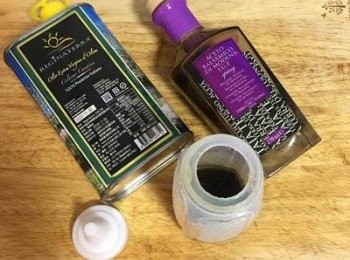 step5: 冰鎮蘆筍時；準備巴薩米克醋醬；找一個有蓋的瓶或罐子，倒入橄欖油、巴薩米克酒醋和少許的鹽；上下搖晃，搖到酒醋變成帶濃稠狀的醋醬。