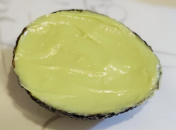 step6: 把香蕉牛油果蓉放回牛油果殼內