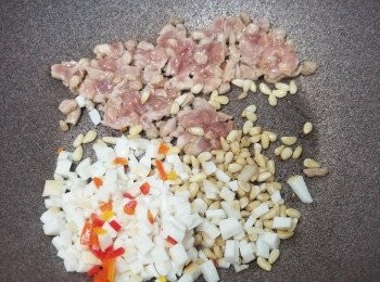 step2: 先落油大火炒香豬肉碎，再加入松子+魚片粒炒香