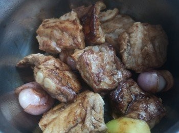 step6: 火力轉最細火，加入生抽和老抽同炒。