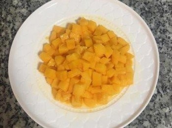step2: 先將芒果肉切成小丁，保鮮膜包起來冷藏備用。