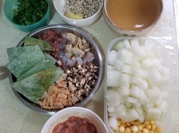 step1: 今次呢款消暑湯雖然多d準備工夫，但煮起來都簡單，
首先解凍蜆肉+蝦肉，蝦肉切粒備用，粟米備用，
用溫水浸冬菇+瑤柱，留起浸冬菇+瑤柱水，
將冬菇+金華火腿切小粒，
瑤柱撕成絲備用，
瘦肉切粒，少少豉油+蠔油+生粉醃瘦肉10分鐘備用，
冬瓜去皮，冬瓜皮留住，再將瓜肉切粒備用，
中芹+蔥切粒+薑片備用