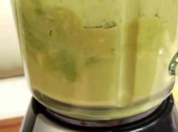 step5: 把餘下的香蕉及牛油果肉放入攪拌機中， 再加入椰糖 、青檸汁及椰漿拌勻