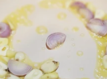 step5: 爆香蒜頭、薑、乾蔥頭