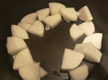 step3: 用少許油略炒大根，之後撒上白醋同炒。