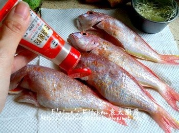 step1: 紅衫魚用水沖洗乾淨抹乾水份 , 加少許鹽及胡椒粉拌勻靜待30分鐘