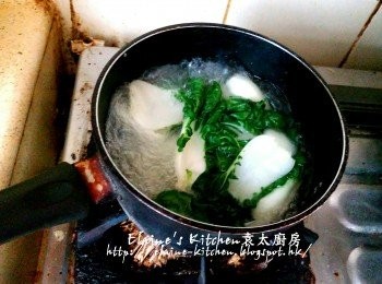 step5: 10分鐘後將大白菜用水沖洗乾淨 , 放入煲內加少許鹽用中火煮至菜軟身