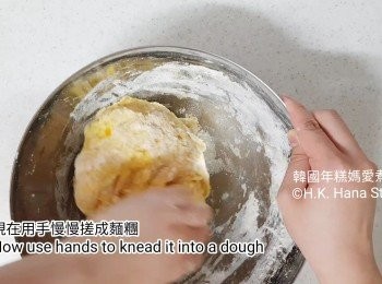 step7: 現在用手慢慢搓成麵糰